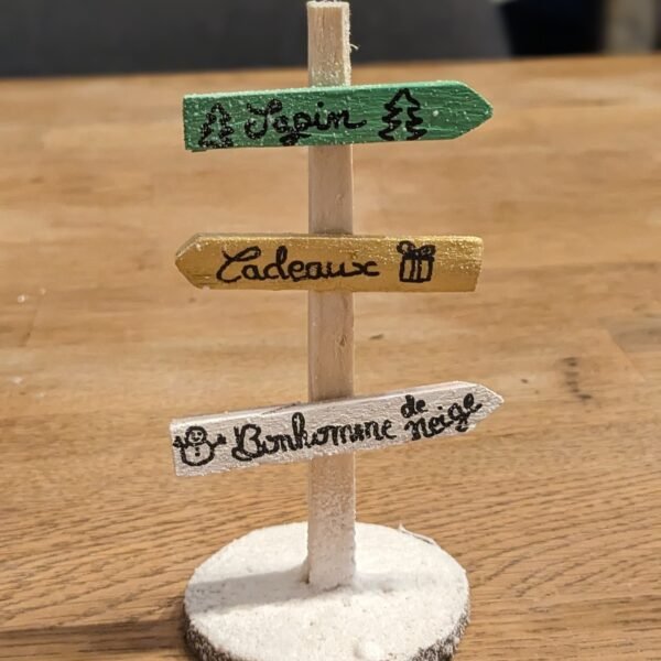 decoration de table de noel panneau directionnel en bois