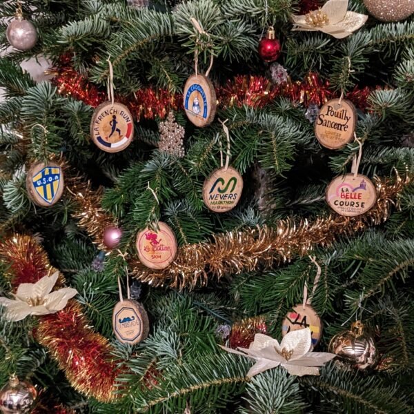 boule de noel en bois dans sapin